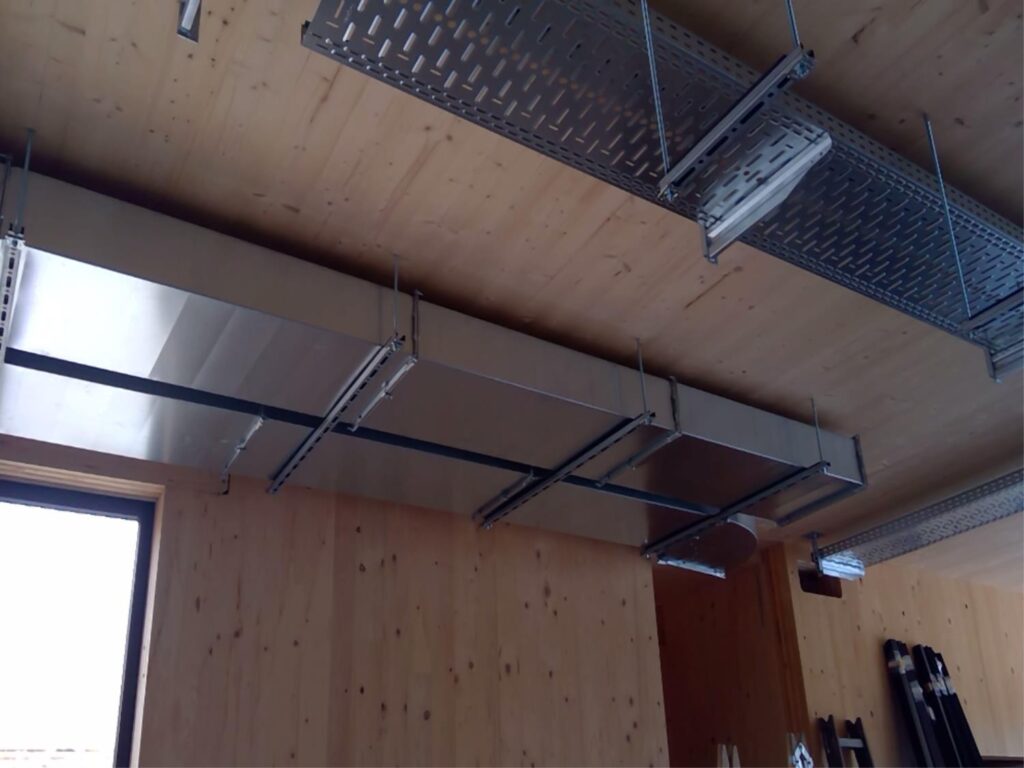 Bild: Lüftungsrohre, frisch installiert