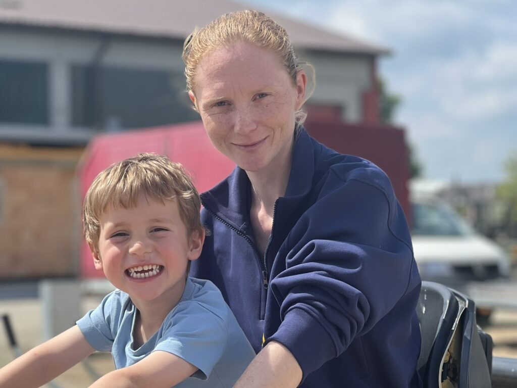 Lächelnde Frau mit Kind im Freien